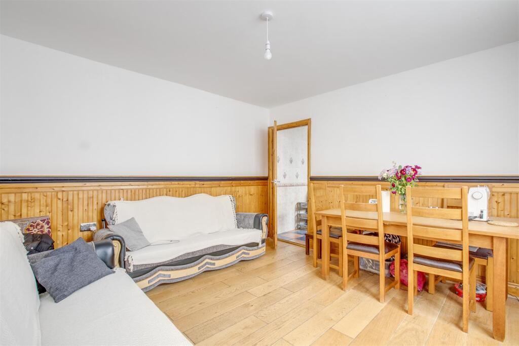16 Jubilee Road, HP11 2PG-5.jpg