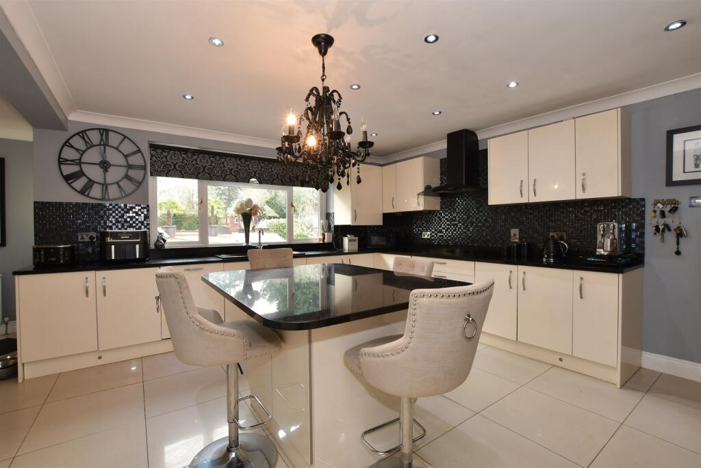 Kitchen/ Breakfast Room