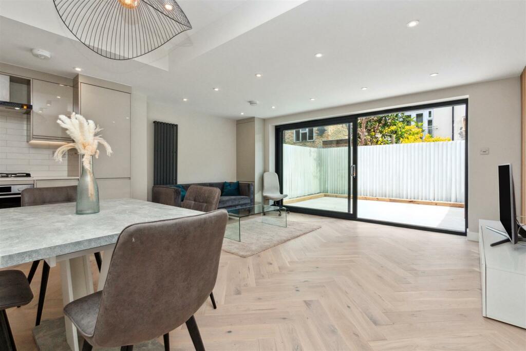 Flat 1 20 Coverton Road Reception.jpg