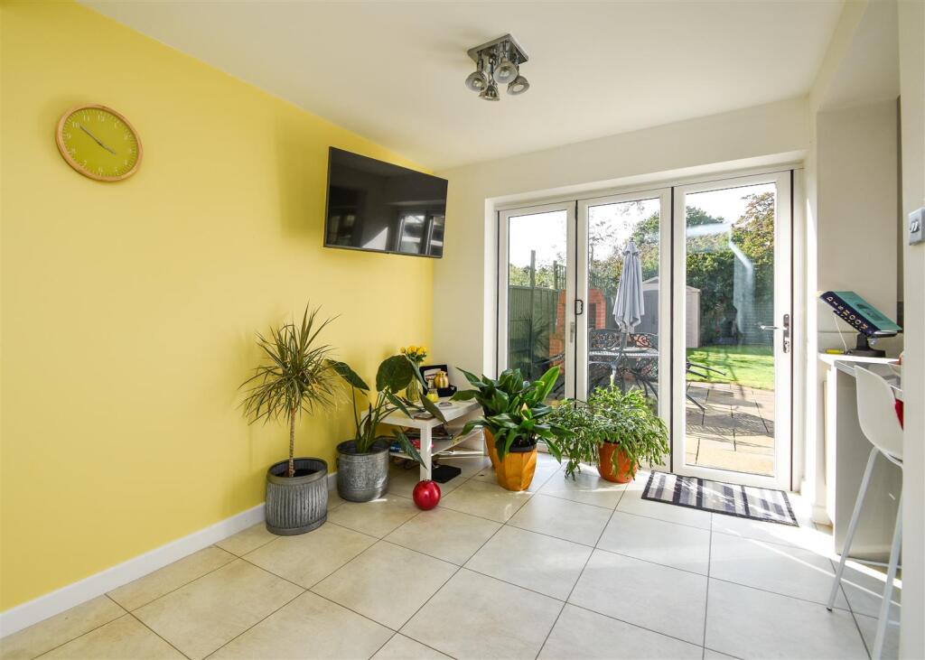 18 Corfton Drive - Breakfast Kitchen.jpg