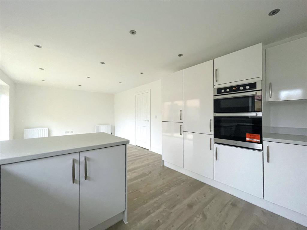 Kitchen:Dining Room (5).jpeg