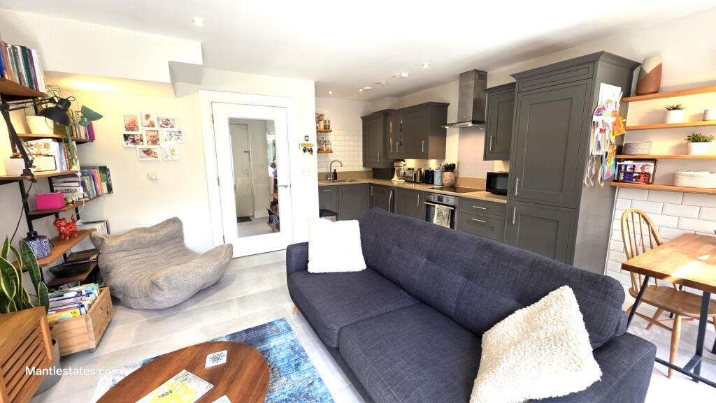 LOUNGE AREA