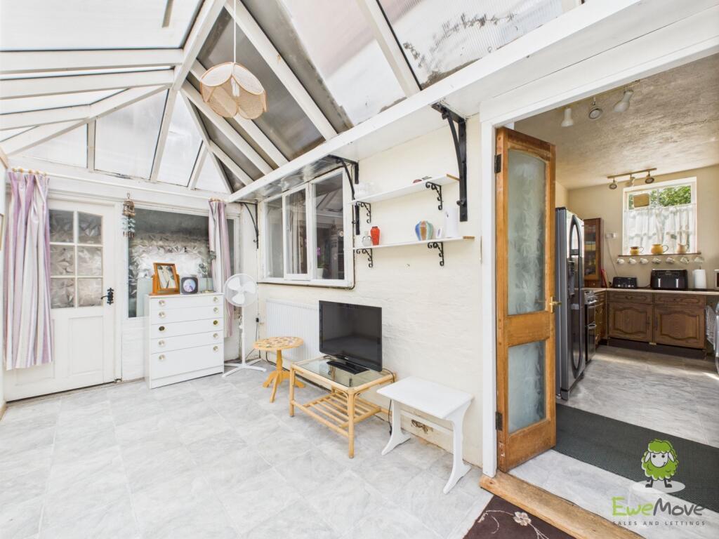 Sunroom - Charlotte Thomasson Ewemove Whitchurch a