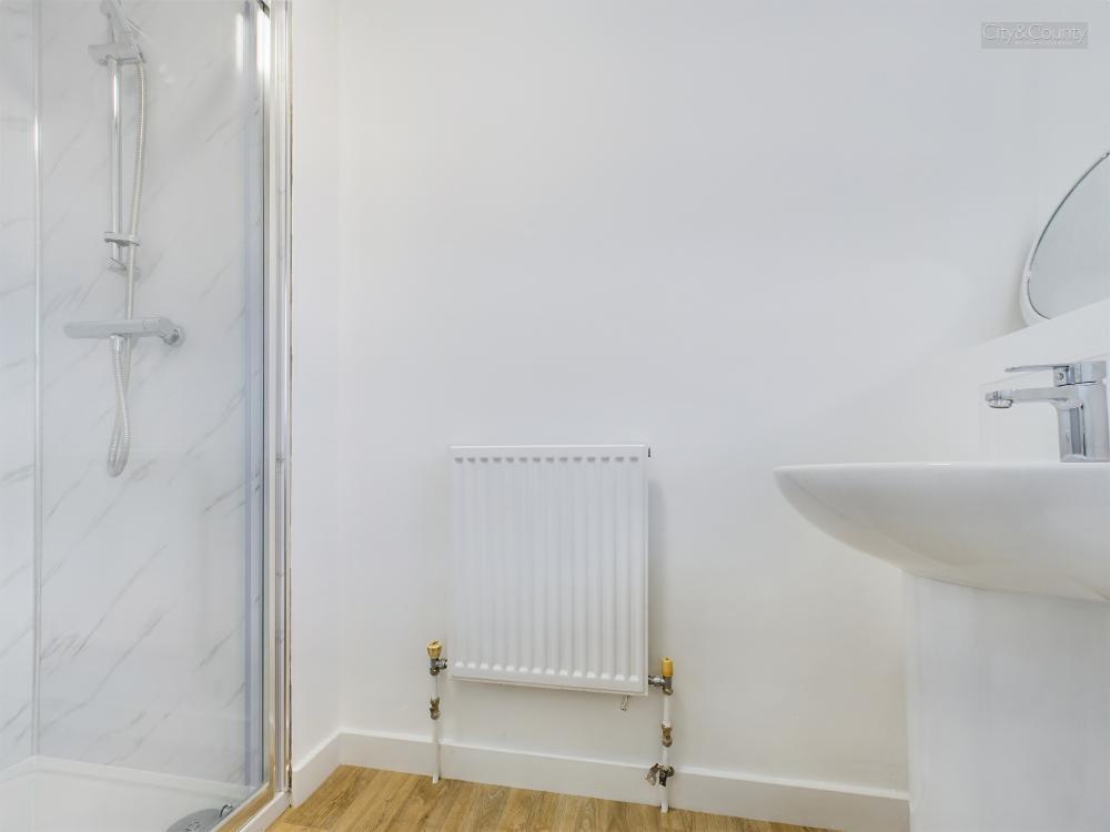 En-Suite To Master Bedroom