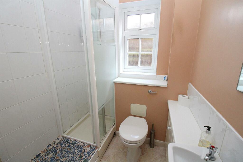 GROUND FLOOR SHOWER ROOM.JPG