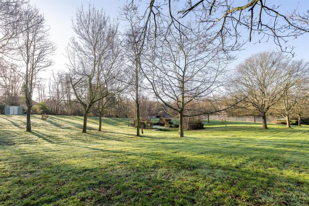 Epping New Road, IG9