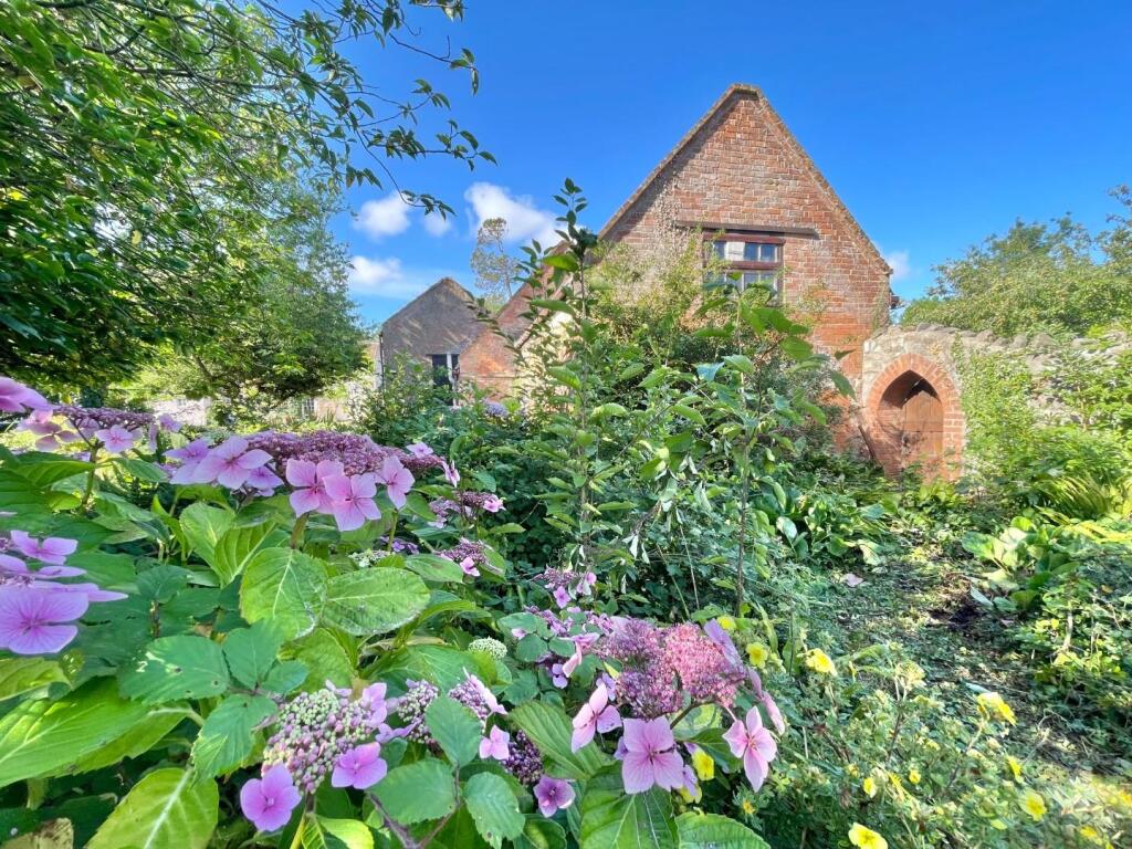 Cottage, Stables, Hay Loft &amp; Paddocks