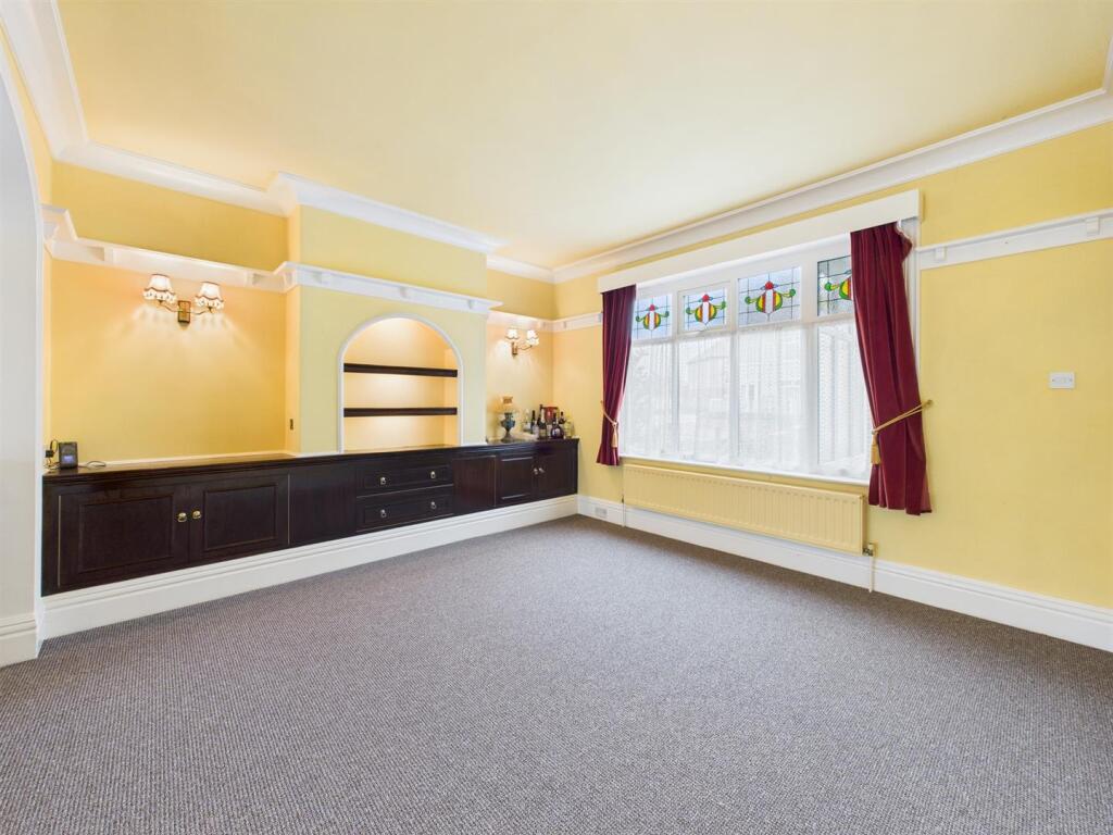 Dining room: