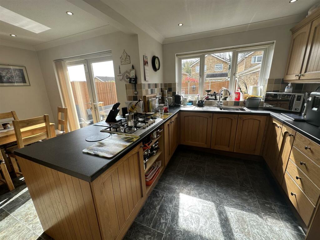 KITCHEN/DINING ROOM