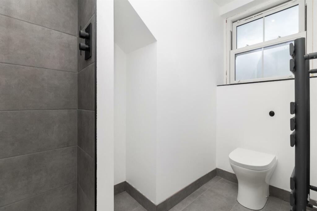 Bed 1 En-suite