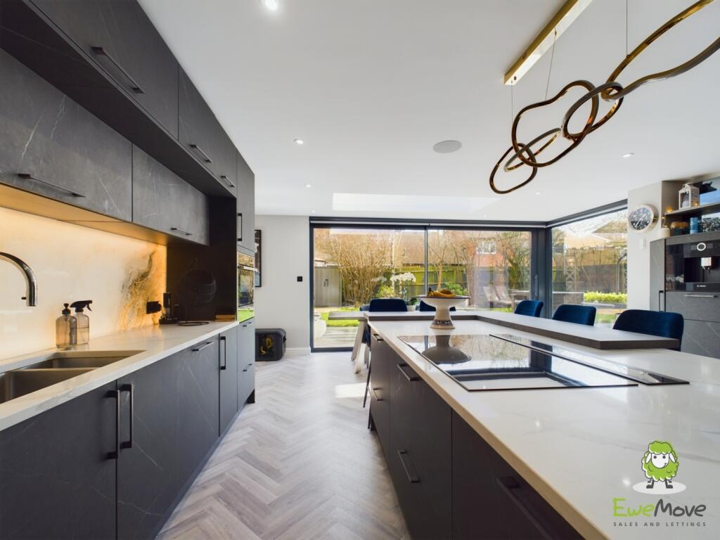 CAM03778G0-PR0171-STILL028