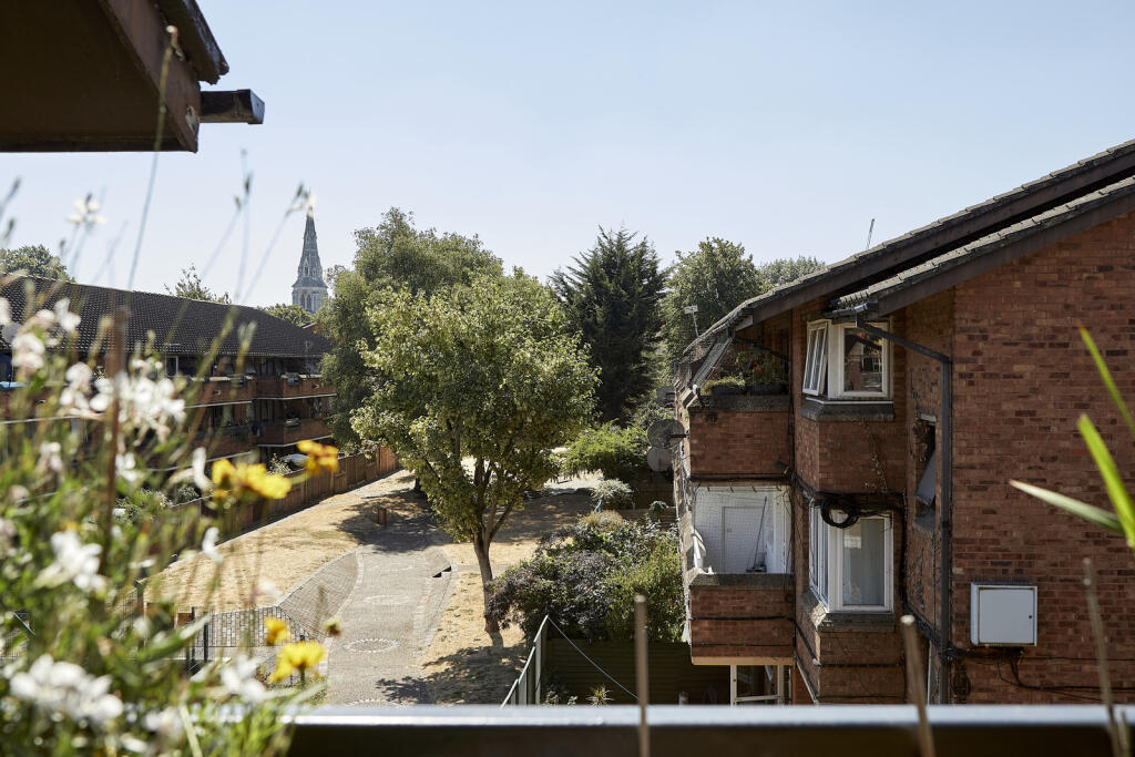 117572 - 220811 TMH 36 Don Phelan Close, London...