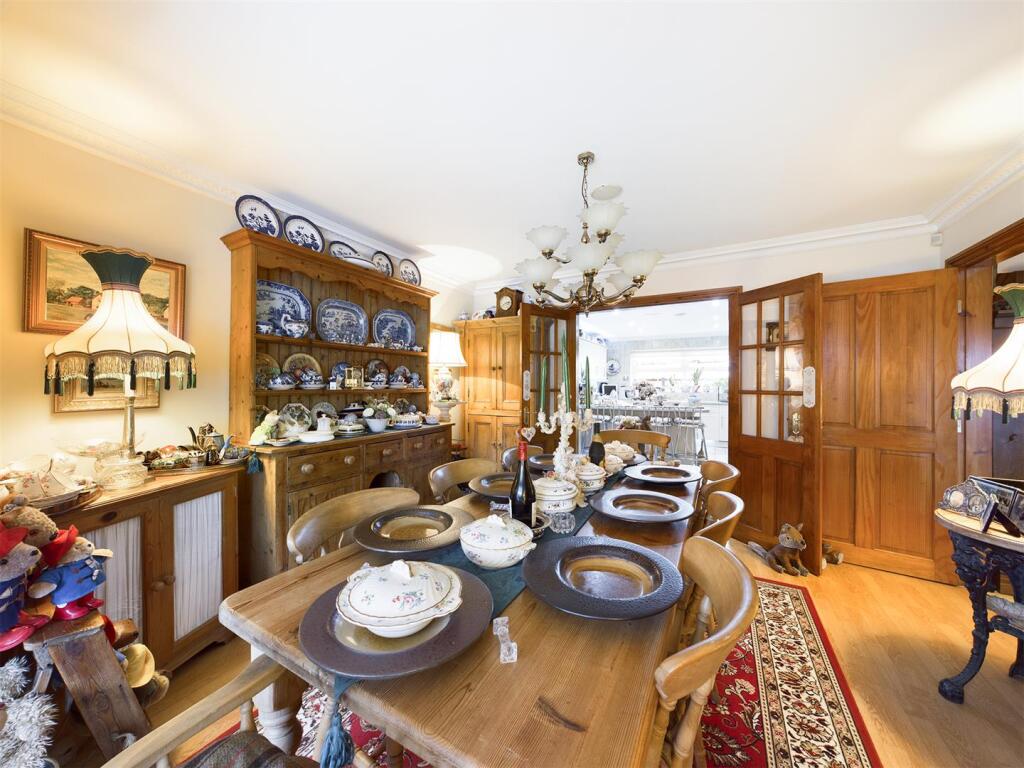 Dining room: