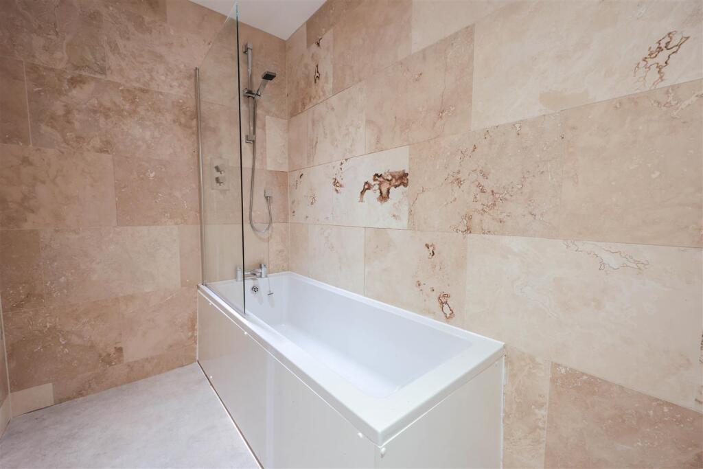 Bathroom 1.jpg