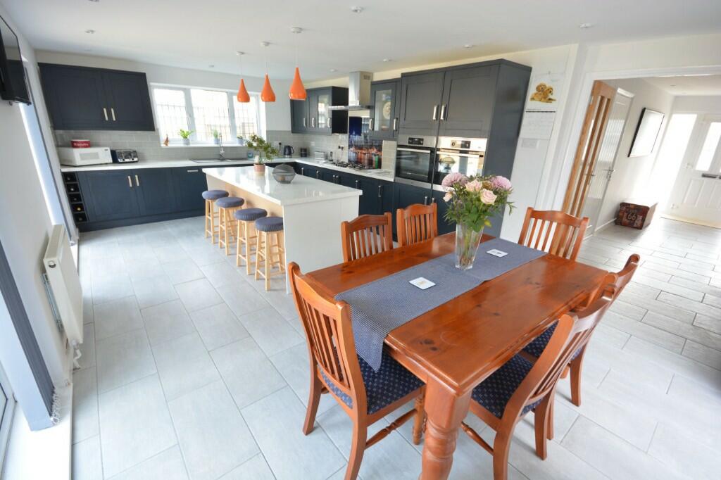 KITCHEN/DINING ROOM