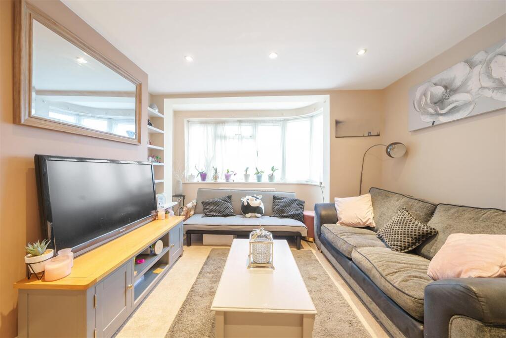 Courtlands Drive -Lounge 4.jpg