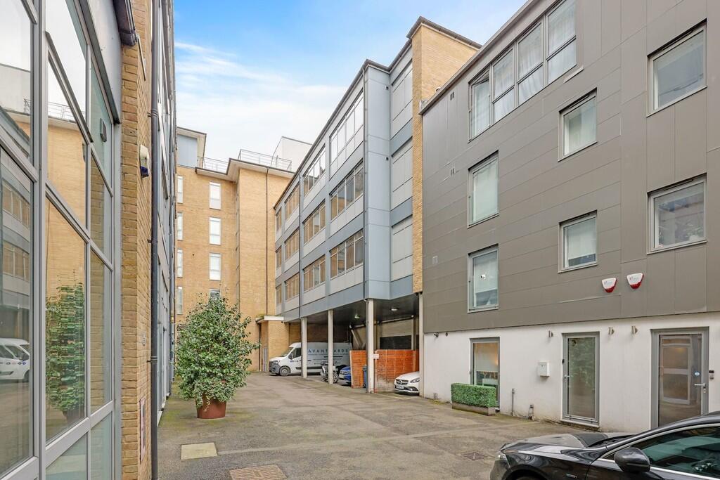 Dundee Court, Long Lane, London