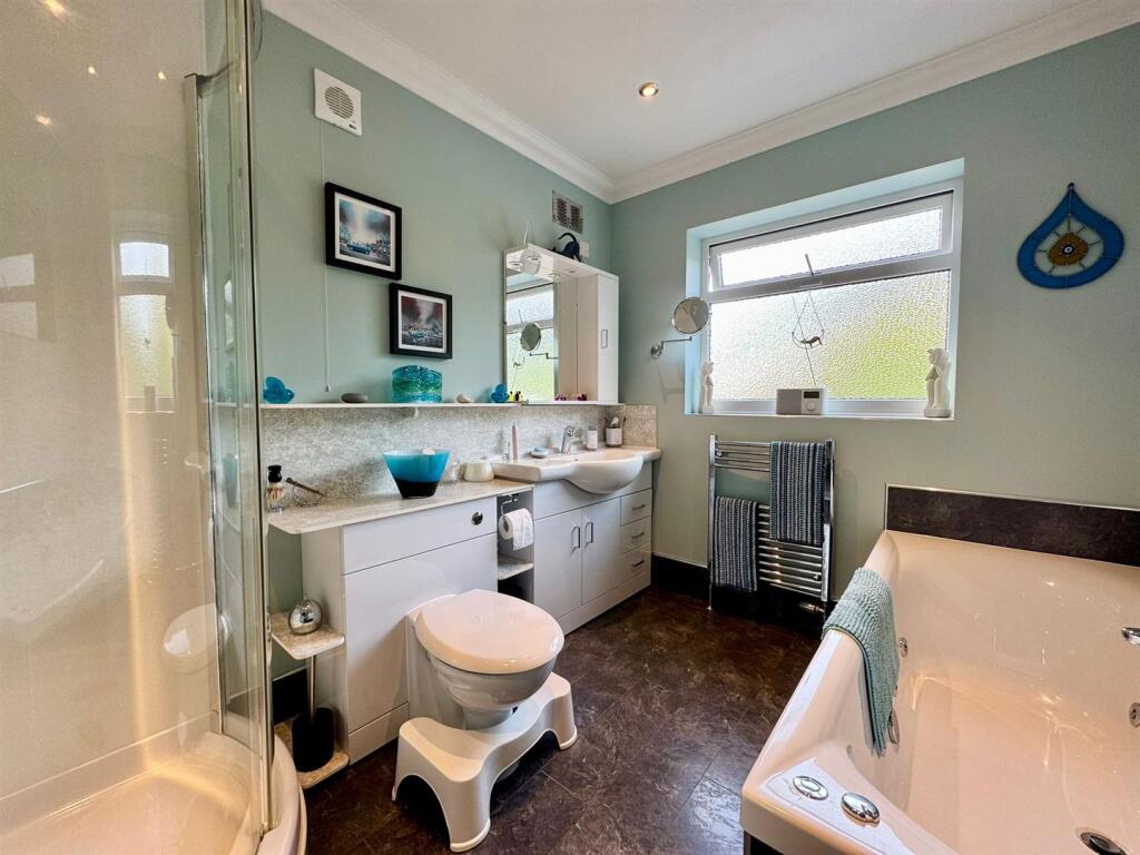 Bathroom (1).jpg