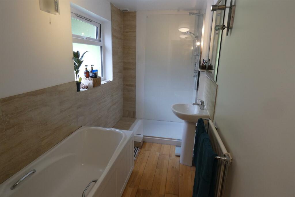 SPACIOUS BATHROOM