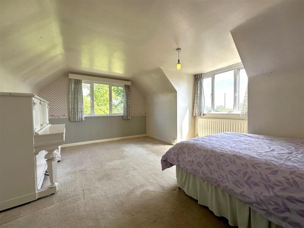 Dual-Aspect Bedroom 936