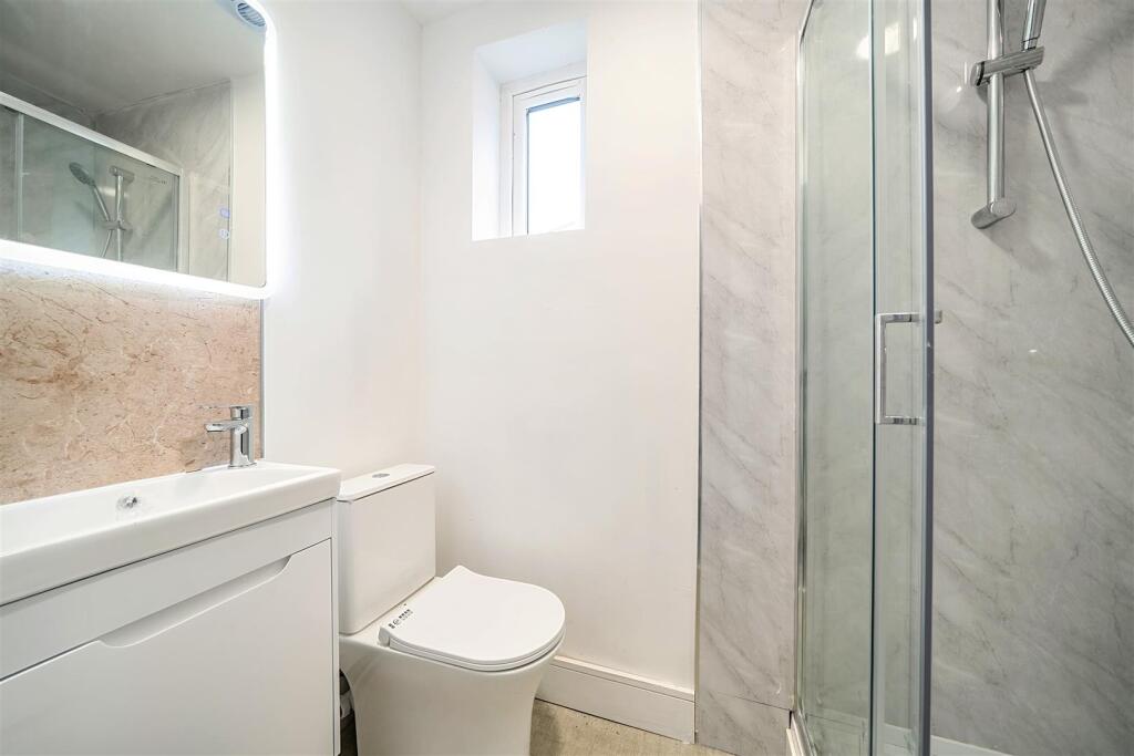 Ensuite bed 1.jpg