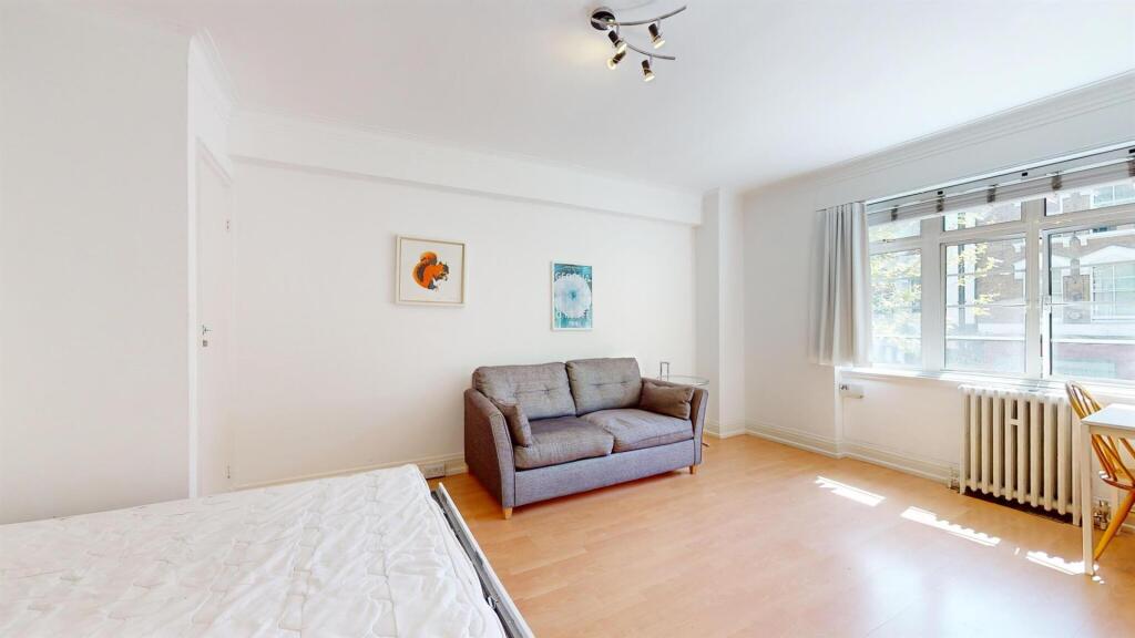 33Redcliffe Closeliving.jpg