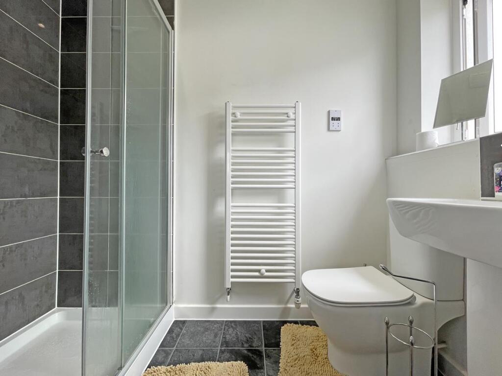 Draco Drive 4 - En Suite.jpg