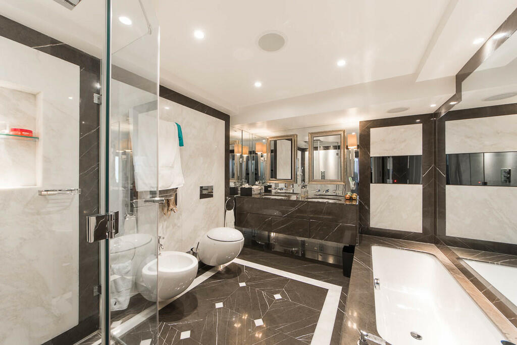 en-suite  bathroo...