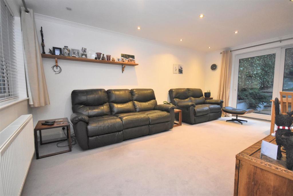 Sitting room 2.jpg
