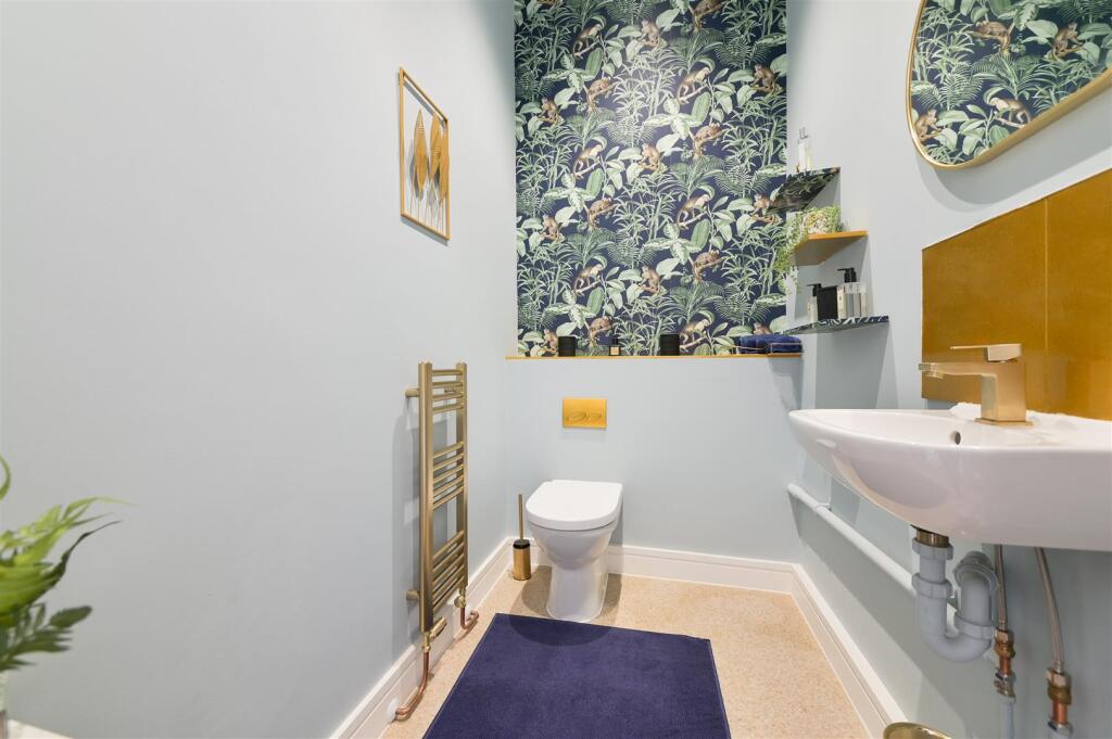 PINE LODGE WAY,cloakroom.jpg