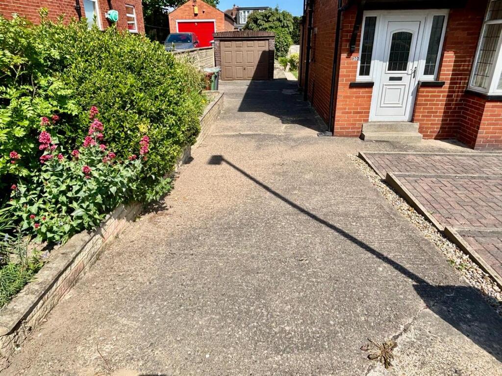 Off Street Parking / Driveway / Single Garage: