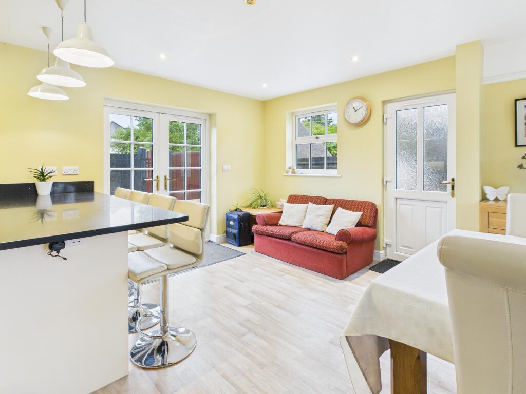 CAM02519G0-PR0330-STILL018