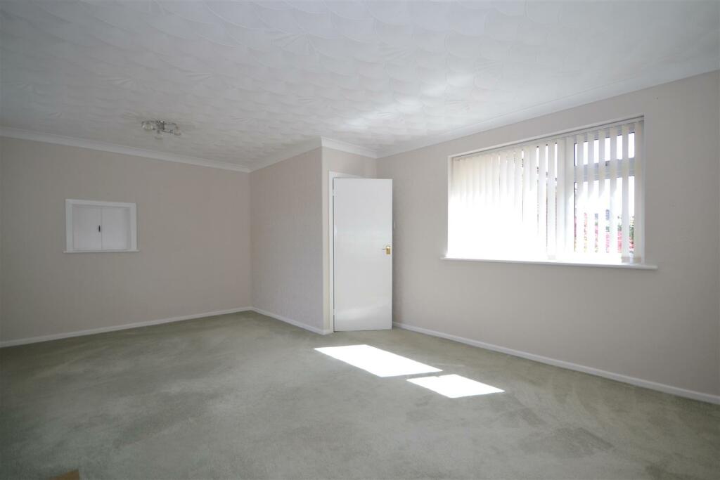 Lounge 1.JPG