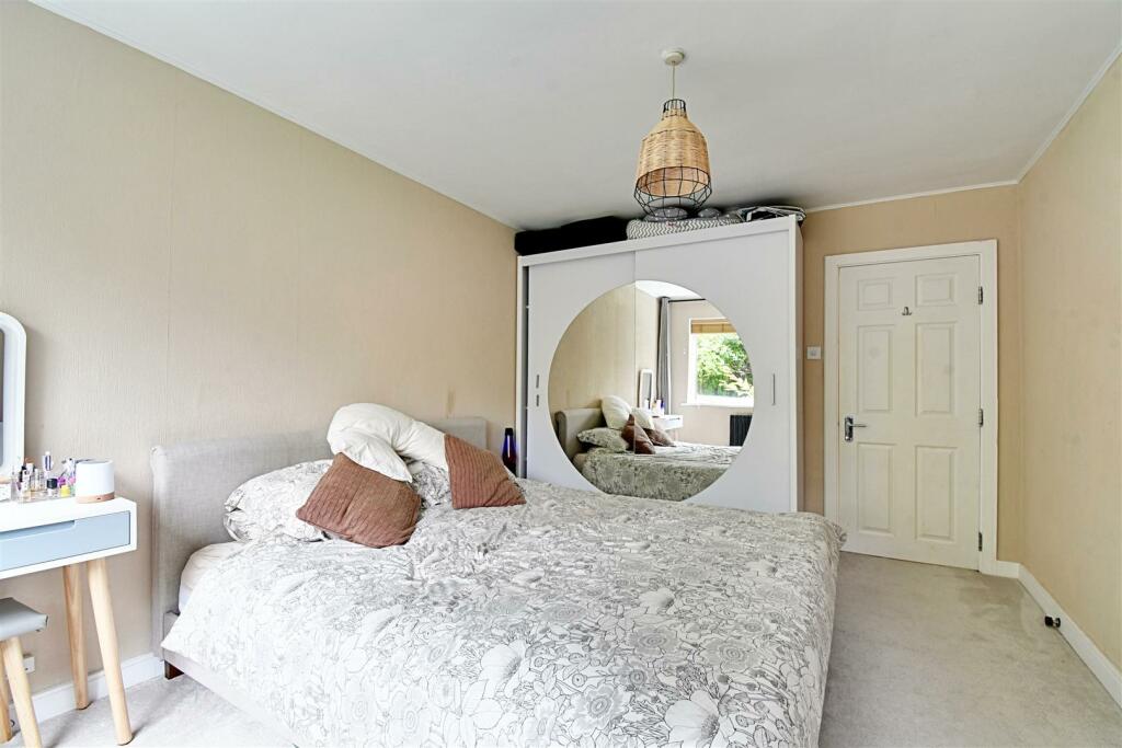 Bedroom 1_2.jpg