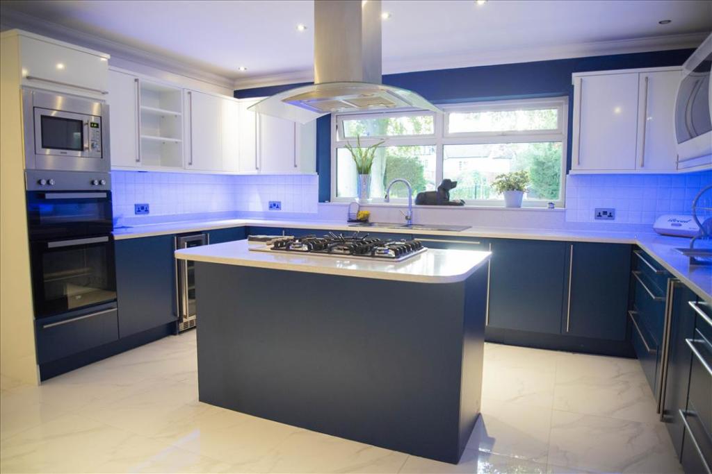 KITCHEN/BREAKFAST ROOM