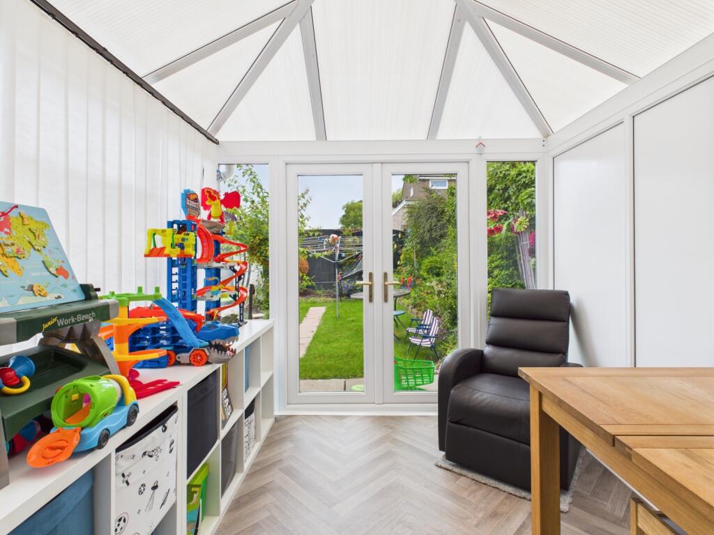 CAM03729G0-PR0063-STILL001