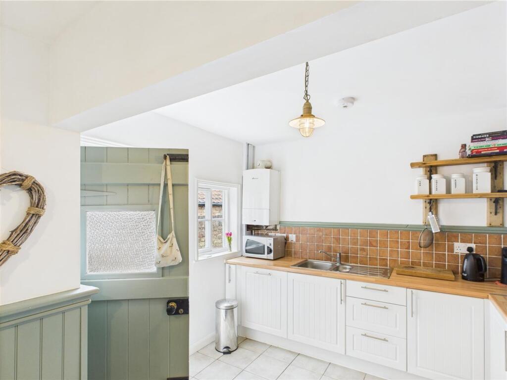 KITCHEN/DINING