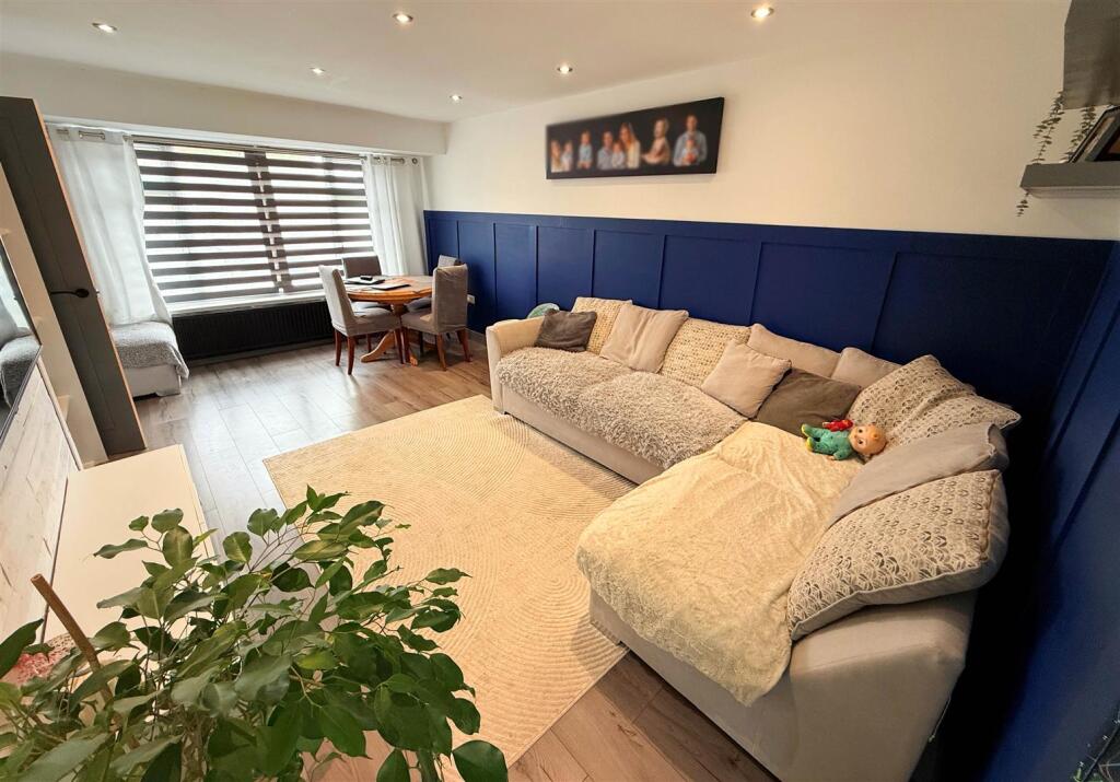 OPEN PLAN LOUNGE/ DINING