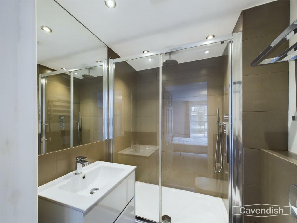 EN SUITE