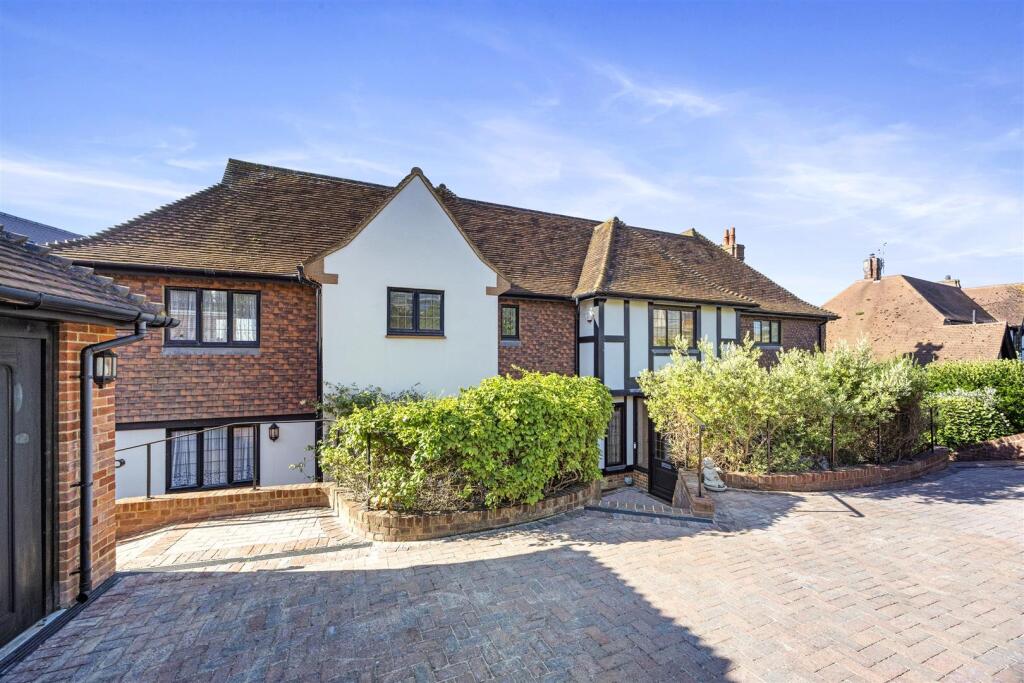 Roedean Crescent, 4-001.jpg