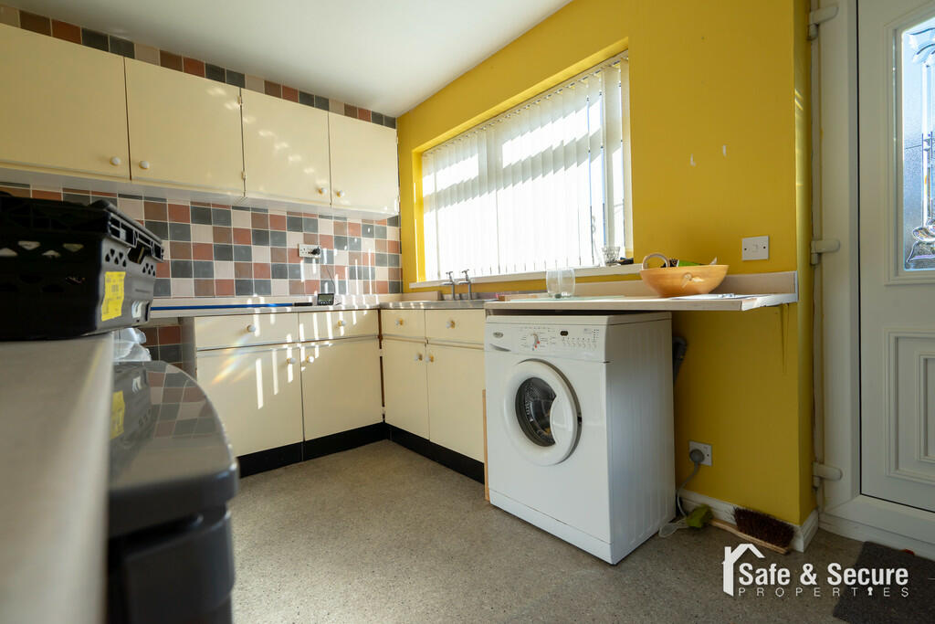 32 Leyland Close-...