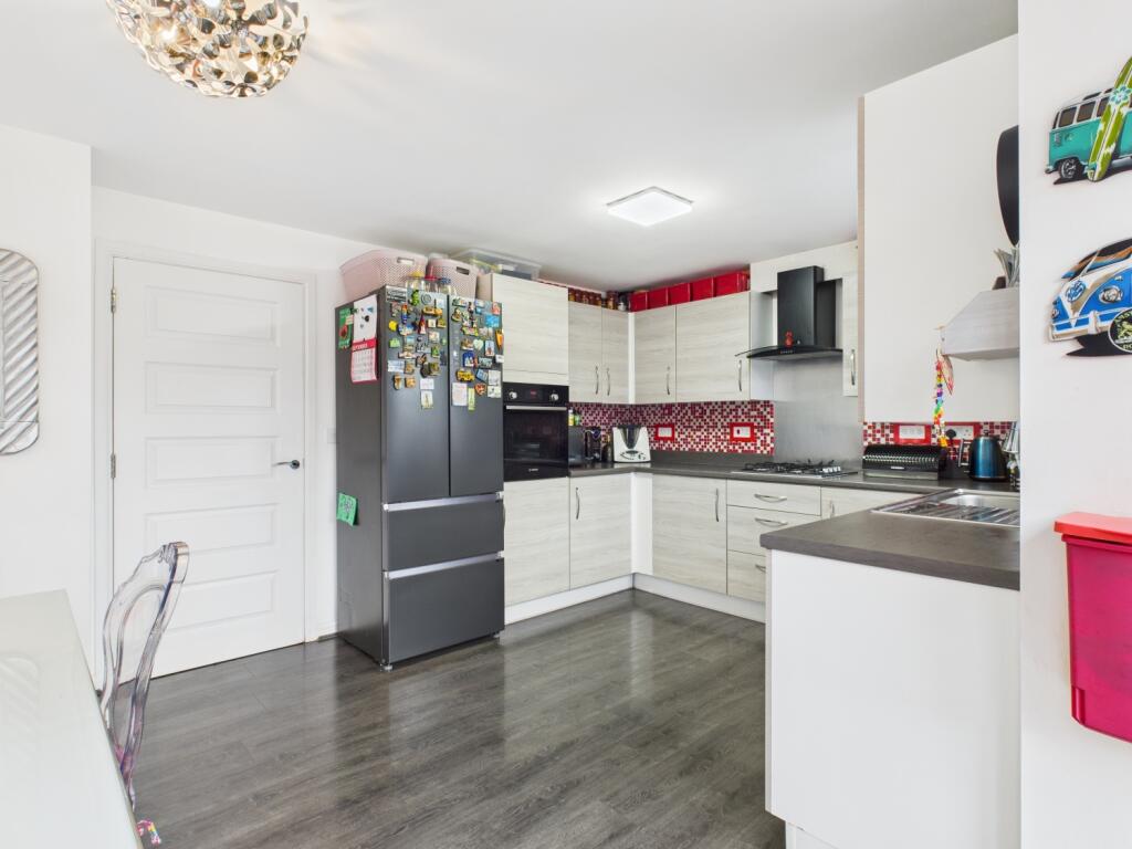 CAM03729G0-PR0130-STILL009