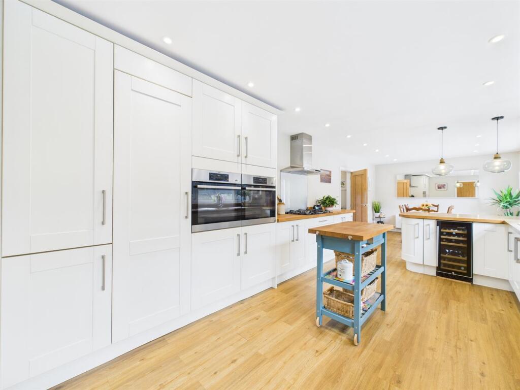 OPEN PLAN KITCHEN/DINING ROOM