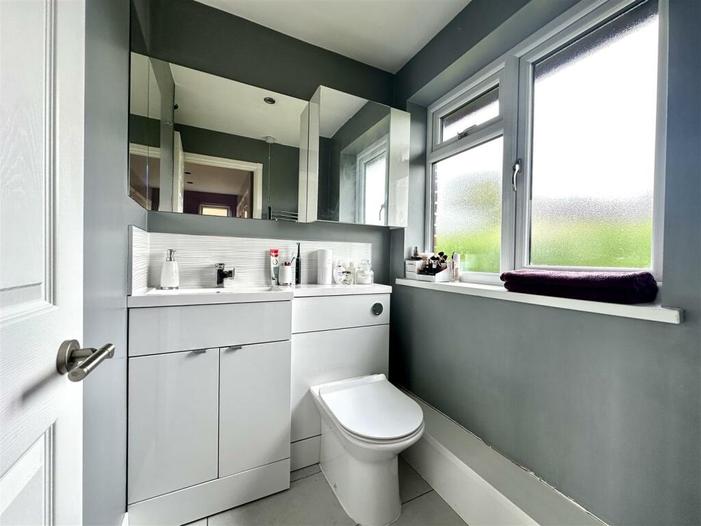 EN-SUITE SHOWER ROOM