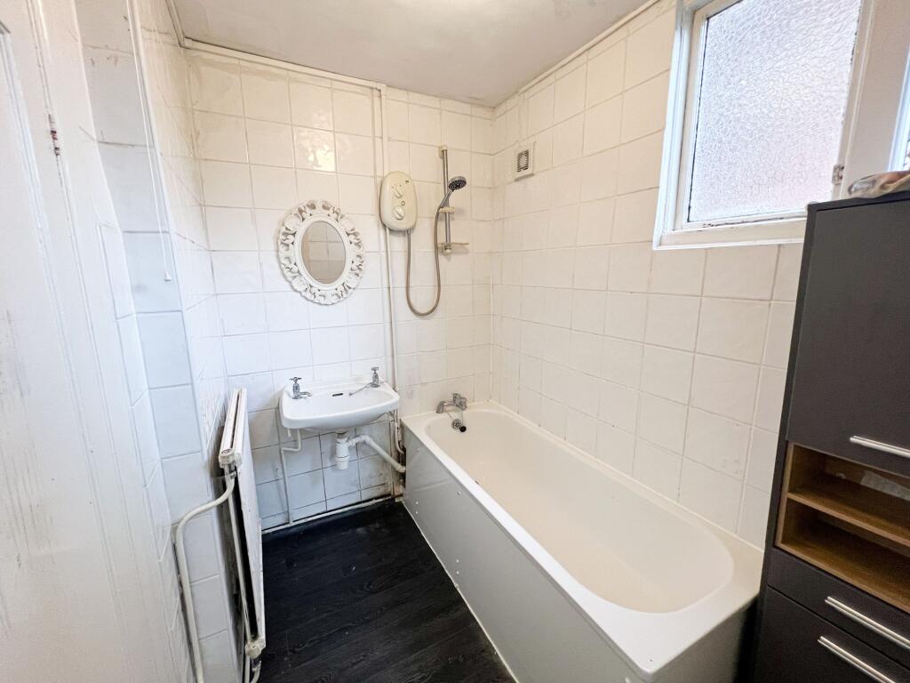 Aldersbrook Rd E12