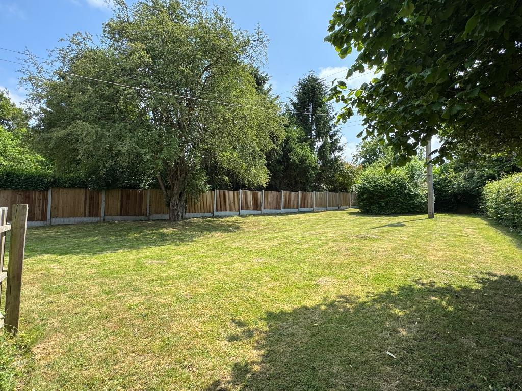 Rear lawned garden, flat and secure