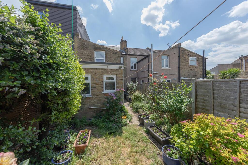 The Crescent, E17