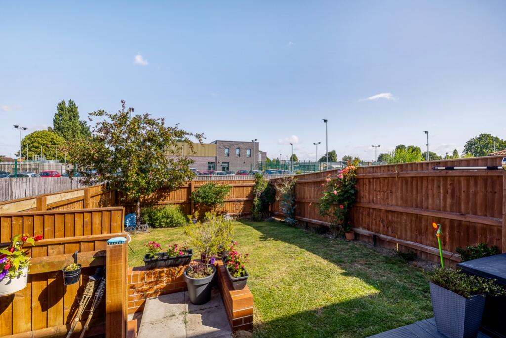 82 De Montfort Gardens (Boston)-5