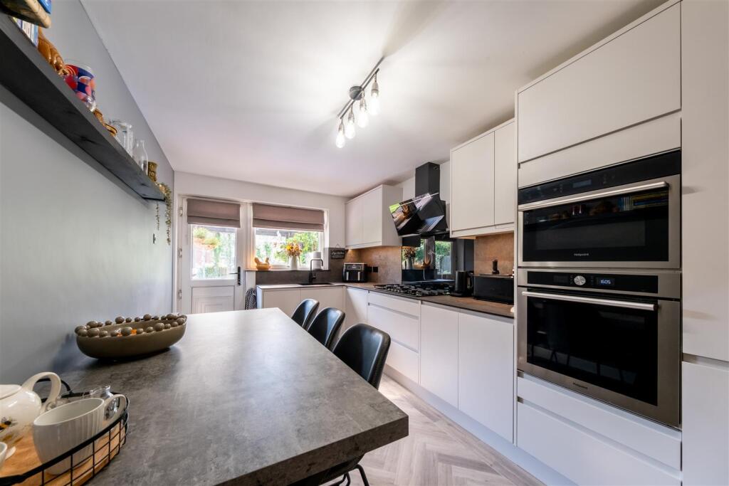 10 Minster Close-001.jpg