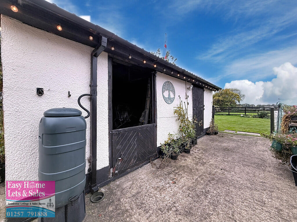 Stables For 4 Hor...